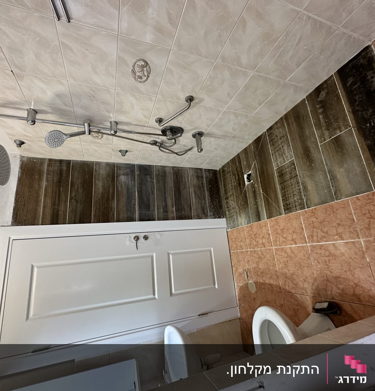 חדר אמבטיה בשיפוץ עם אריחים חדשים ומקלחת מותקנת